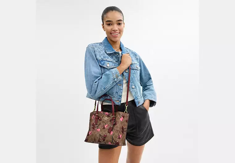 18 - ENTREGA INMEDIATA - COACH Mollie Tote Bag 25 In Signature Canvas With Cherry Print