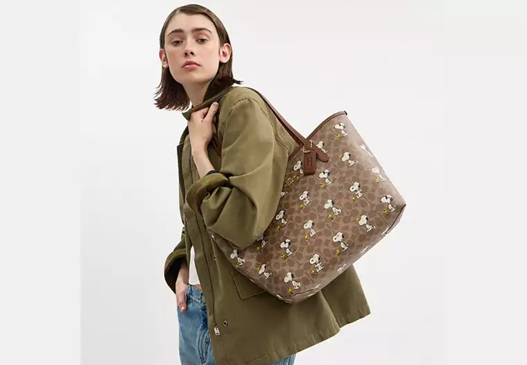 22 - SOBRE PEDIDO - COACH Coach X Peanuts City Tote Bag In Signature Canvas With Snoopy Print