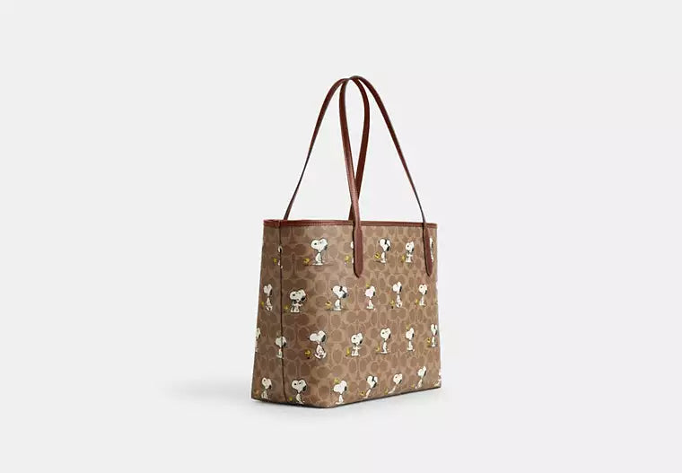 22 - SOBRE PEDIDO - COACH Coach X Peanuts City Tote Bag In Signature Canvas With Snoopy Print