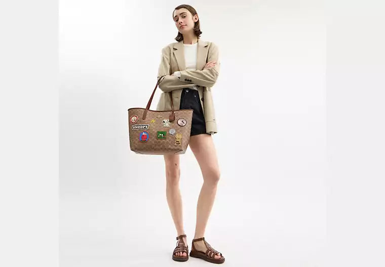 23 - SOBRE PEDIDO - COACH Coach X Peanuts City Tote In Signature Canvas With Patches