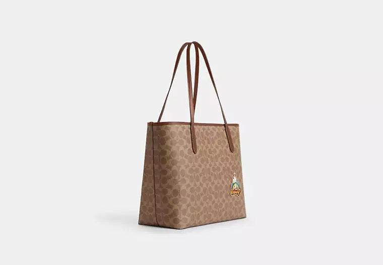 23 - SOBRE PEDIDO - COACH Coach X Peanuts City Tote In Signature Canvas With Patches