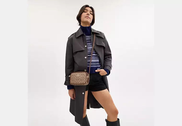 32 - SOBRE PEDIDO - COACH Mini Jamie Camera Bag In Signature Canvas