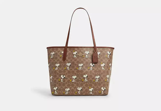 22 - SOBRE PEDIDO - COACH Coach X Peanuts City Tote Bag In Signature Canvas With Snoopy Print