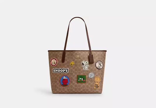 23 - SOBRE PEDIDO -  COACH Coach X Peanuts City Tote In Signature Canvas With Patches